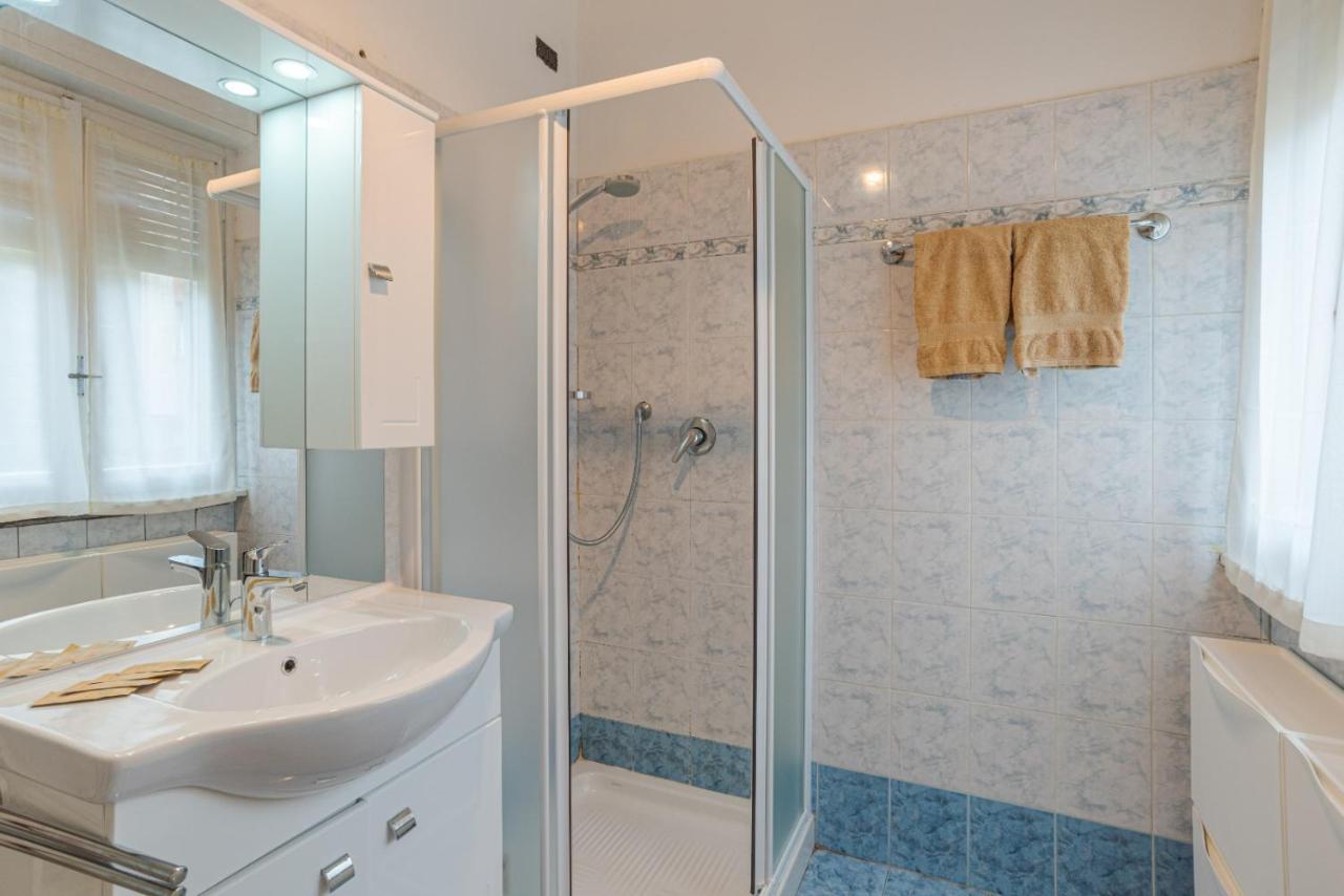 Lovely & Quiet Apartment - With Balcony & Parking Como Exteriör bild