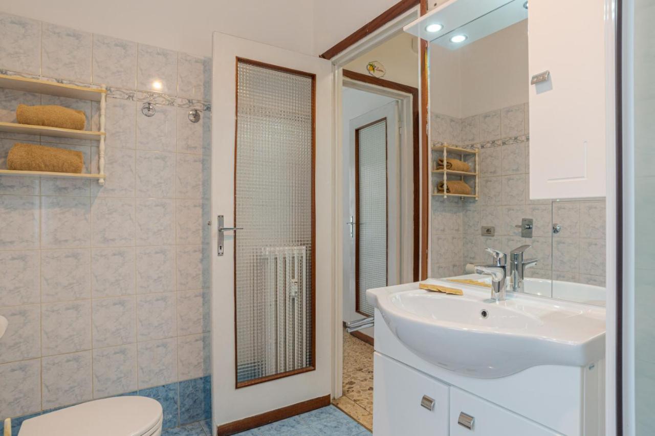 Lovely & Quiet Apartment - With Balcony & Parking Como Exteriör bild